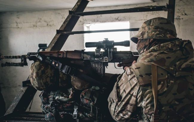 Russian drone attacks vehicle with Ukrainian snipers: Armor saves their lives, video
