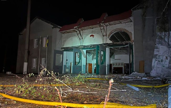 Russians destroy fire station in Ukraine's Shostka, rescuers injured