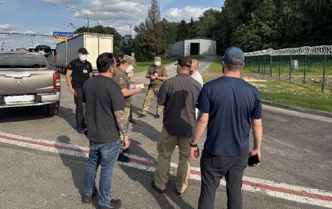 US immigration service shows deportation of Ukrainians, border guards deny mass returns