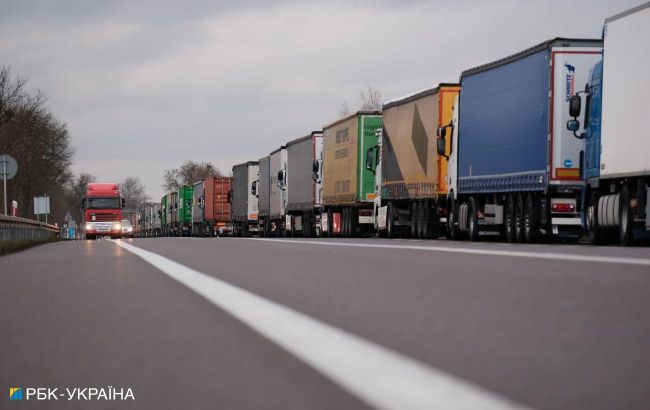 Poles to partially restore truck passage at one blocked checkpoint