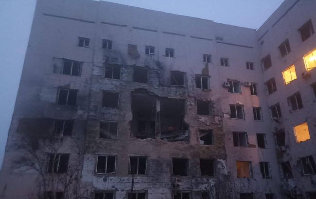 Russians drop guided aerial bombs on cancer center in Kherson