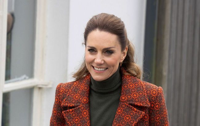 Kate Middleton nails retro style with 60s-style coat, turtleneck and wide trousers