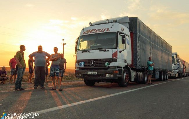Slovak carriers hold protest at Ukrainian border