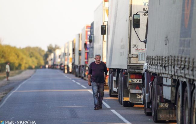 Polish carriers do not let humanitarian aid through border with Ukraine