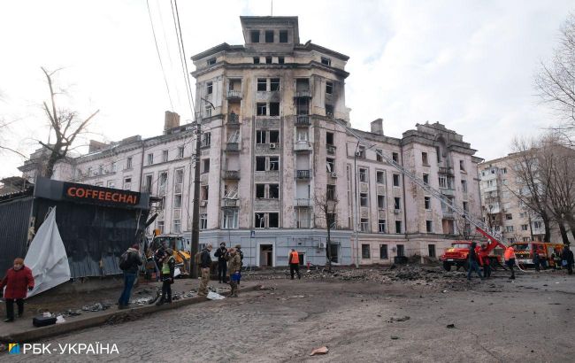 Unexploded shell, blown-out windows, deep cavity: Consequences of Russian attack on Kyiv in photos