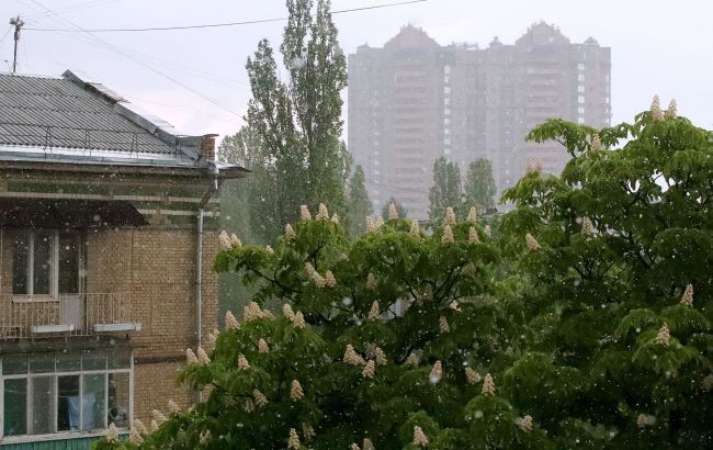 Direct lightning hit on Kyiv skyscraper captured on camera