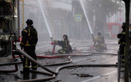 Exclusive: Burned apartments, smoke, and debris fill Kyiv after Russian overnight strike (photos, video)