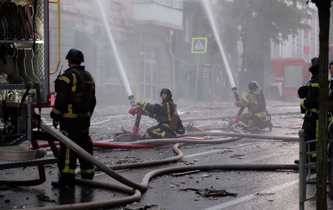 Exclusive: Burned apartments, smoke, and debris fill Kyiv after Russian overnight strike (photos, video)