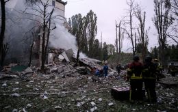 Missile hits Kyiv apartment building: entrance destroyed, people trapped under rubble - RBC-Ukraine report