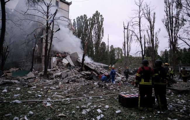 Missile hits Kyiv apartment building: entrance destroyed, people trapped under rubble - RBC-Ukraine report