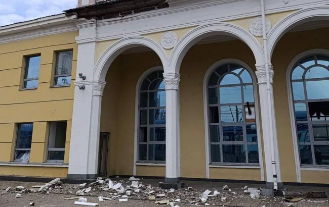 Russia strikes Ukraine's railway station in Sloviansk, 4 workers injured