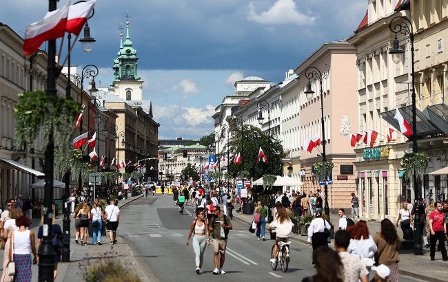 Poles opposing Ukrainian refugees outnumber supporters for the first time, poll finds
