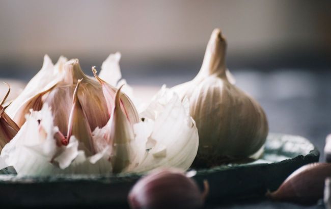 Chef's life hack for peeling garlic quickly