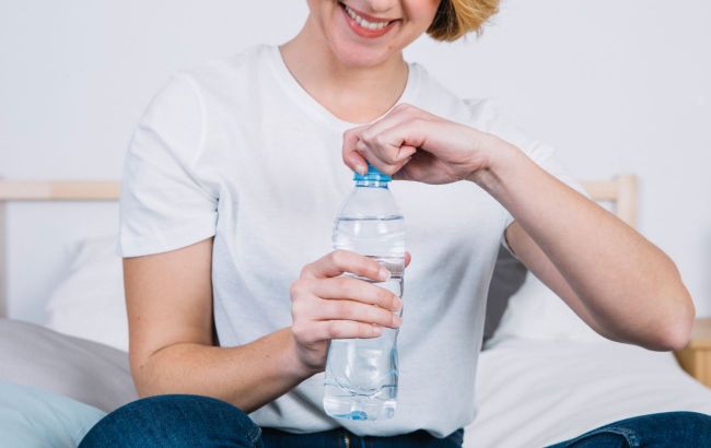 Mineral water: Nutritionist on how often you can drink it