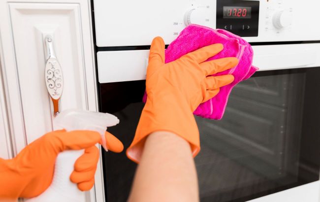 Simple tip for cleaning oven and microwave from any dirt
