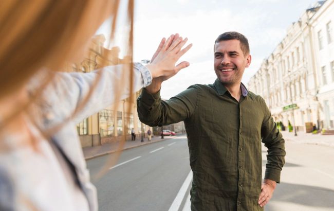 How people greet each other around the world - Most surprising traditions