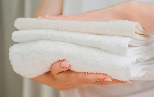 Restore kitchen towels to perfect condition: Quick bleach trick