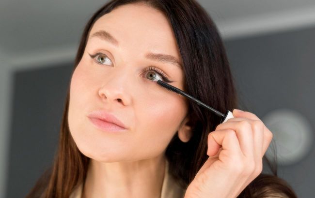 How to choose right shade of mascara for your eye color