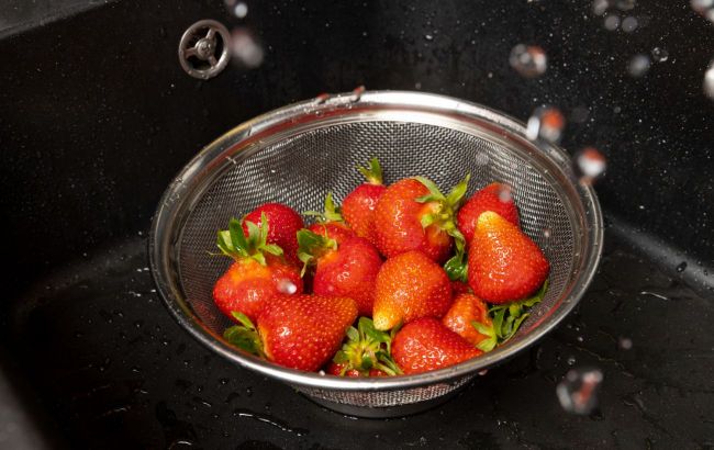Not just rinsing: Most effective way to clean strawberries from pesticides