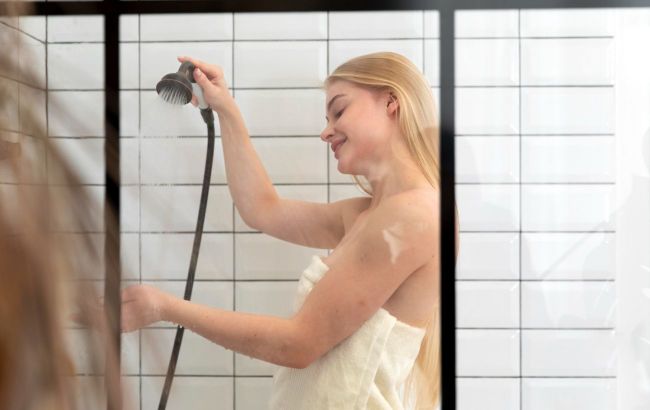 How often to shower and change towels to avoid harming your skin