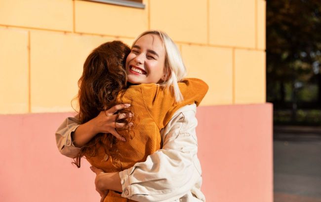 How regular hugs affect person's health