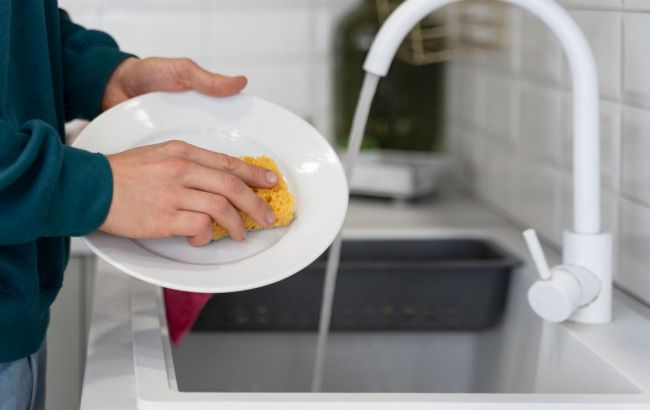 8 dangerous mistakes everyone makes when washing dishes