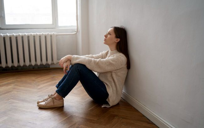 Living alone worsens psychological state