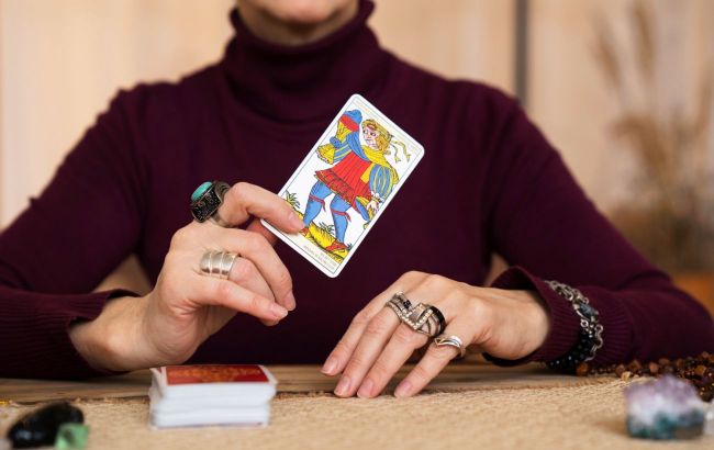 Who should never use tarot cards: Danger revealed