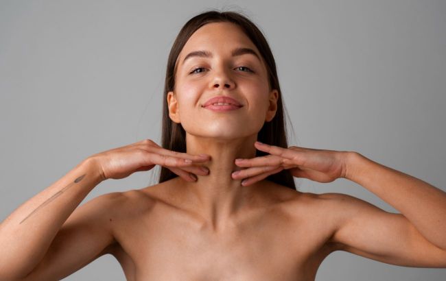 Neck rejuvenation without surgery: Cosmetologist shows effective exercise