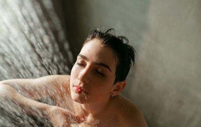 This common shower habit seriously harms your skin, dermatologist says