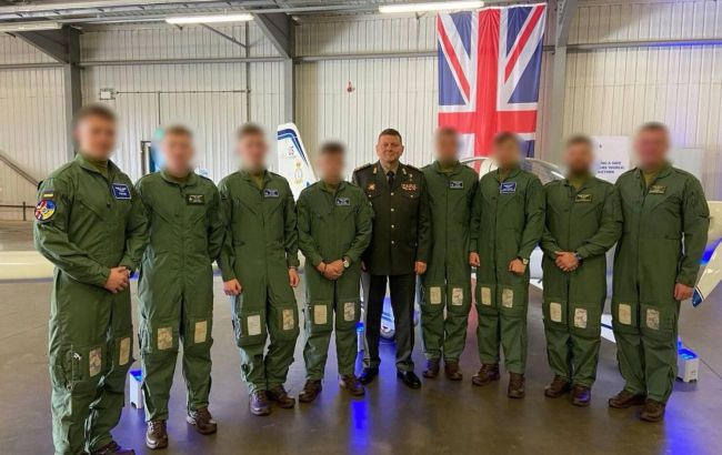 Another group of Ukrainian pilots completes F-16 training in the UK