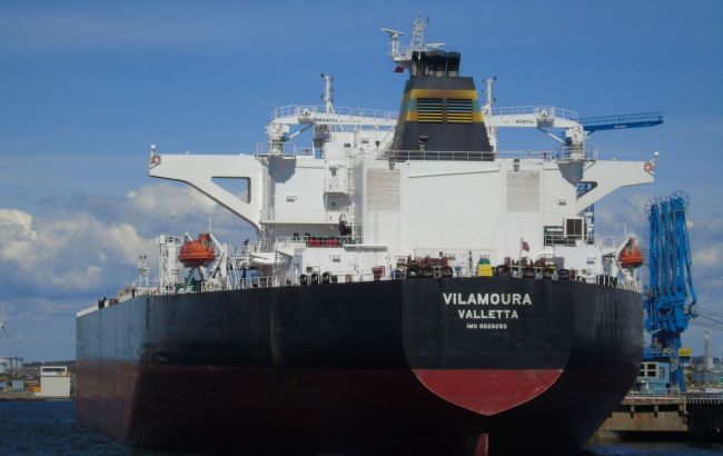 Oil tanker with a million barrels explodes after docking in Russian ports