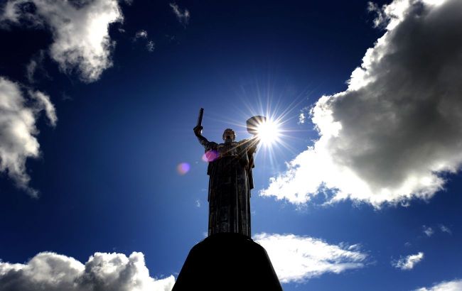 USSR coat of arms to be removed from Motherland monument in Kyiv