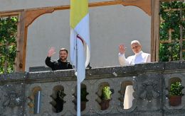 Pope suggests peace talks with Russia during Zelenskyy visit