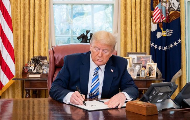 Trump signs order that protects US from pandemic on scale of COVID-19