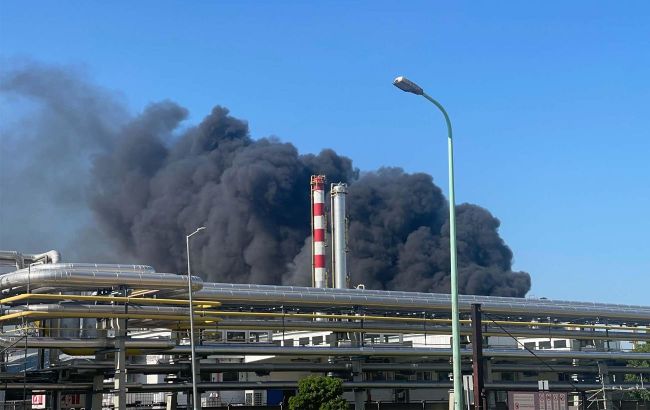 Explosion rocks Hungarian oil giant&rsquo;s refinery, massive fire breaks out