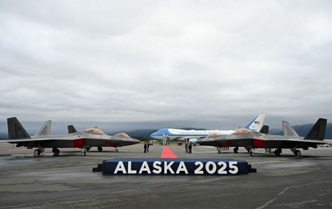 US showcases military power to Kremlin: Putin met in Alaska by F-22s and B-2 bombers