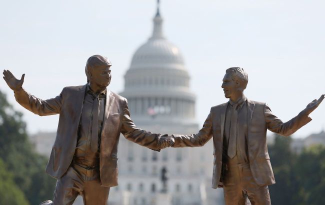 Statue of Trump and Epstein appears near Capitol: Details