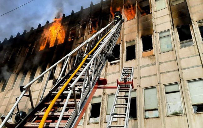 Russian shelling of Kharkiv: Rescuers showcase extinguishing of massive fire