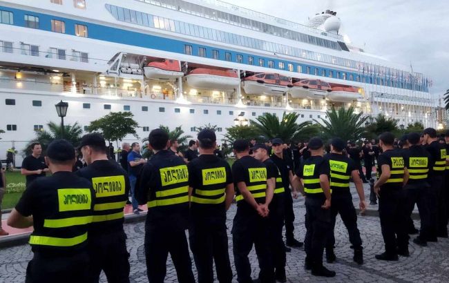 Liner with Russians in Georgia: Batumi police detain 2 protesters