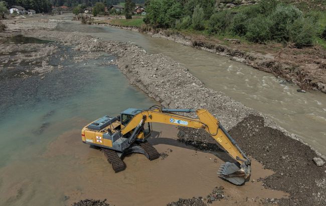 Ukrainian rescuers change river course in Slovenia