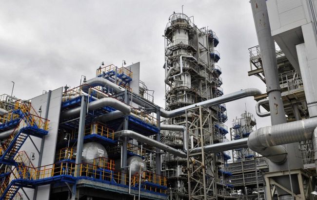 Drones attack oil refinery in Russia's Tyumen region, 2,000 km from Ukraine
