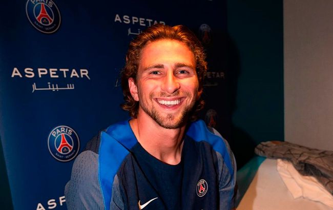 PSG captain gives his medal to Ukrainian Zabarnyi right after Super Cup final