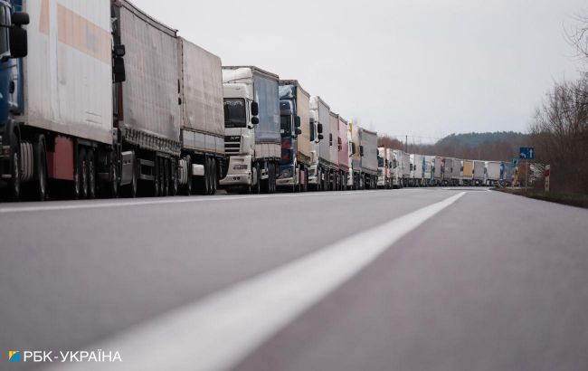 Over 2,000 trucks in queue at Ukraine-Poland border: Situation update