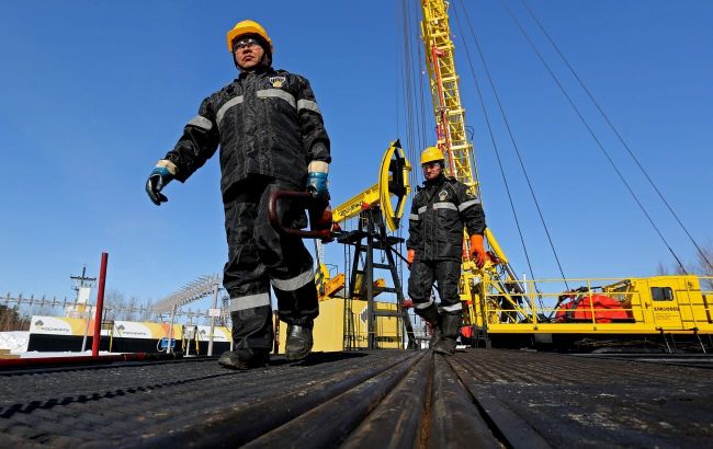 Sanctions pressure pushes Russia toward possible oil output cuts