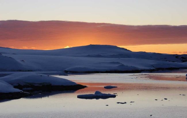 Ukrainian polar explorers show white nights in Antarctica