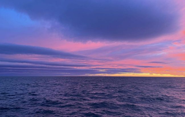 Unique footage: Polar explorers showcase sunset over Atlantic Ocean