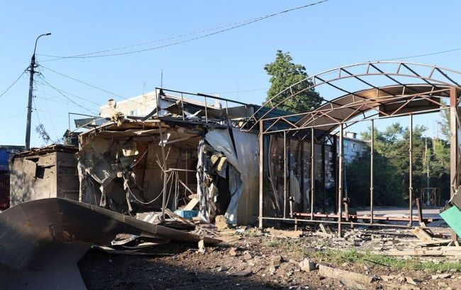 Russian bomb hits crowded bus stop in Donetsk: Victims and many wounded