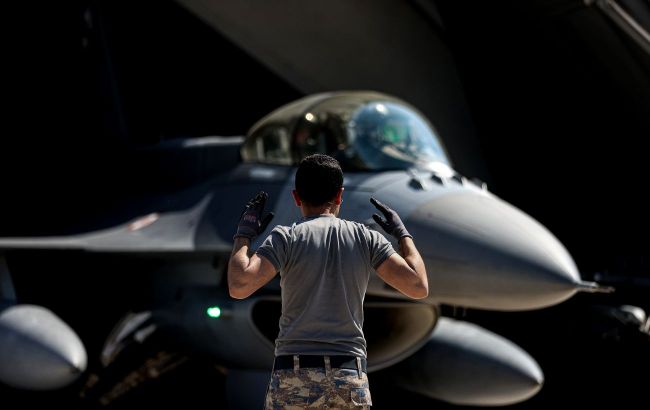 Ukrainian pilots start training on F-16s  in Romania