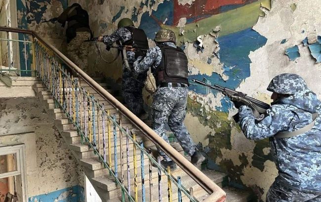 Ukrainian border guards conduct training: Building assault and clearance practice